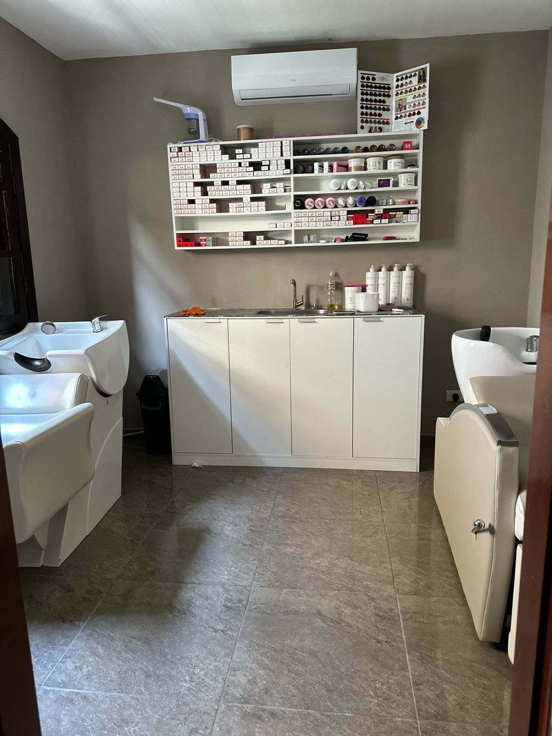 O lavatório, com a prateleira de produtos – Be Yourself, São Sebastião