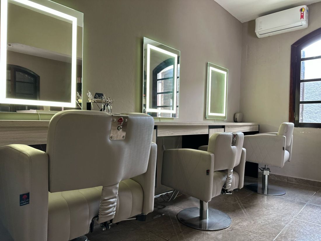 Estações de corte com espelhos iluminados – Be Yourself, São Sebastião
