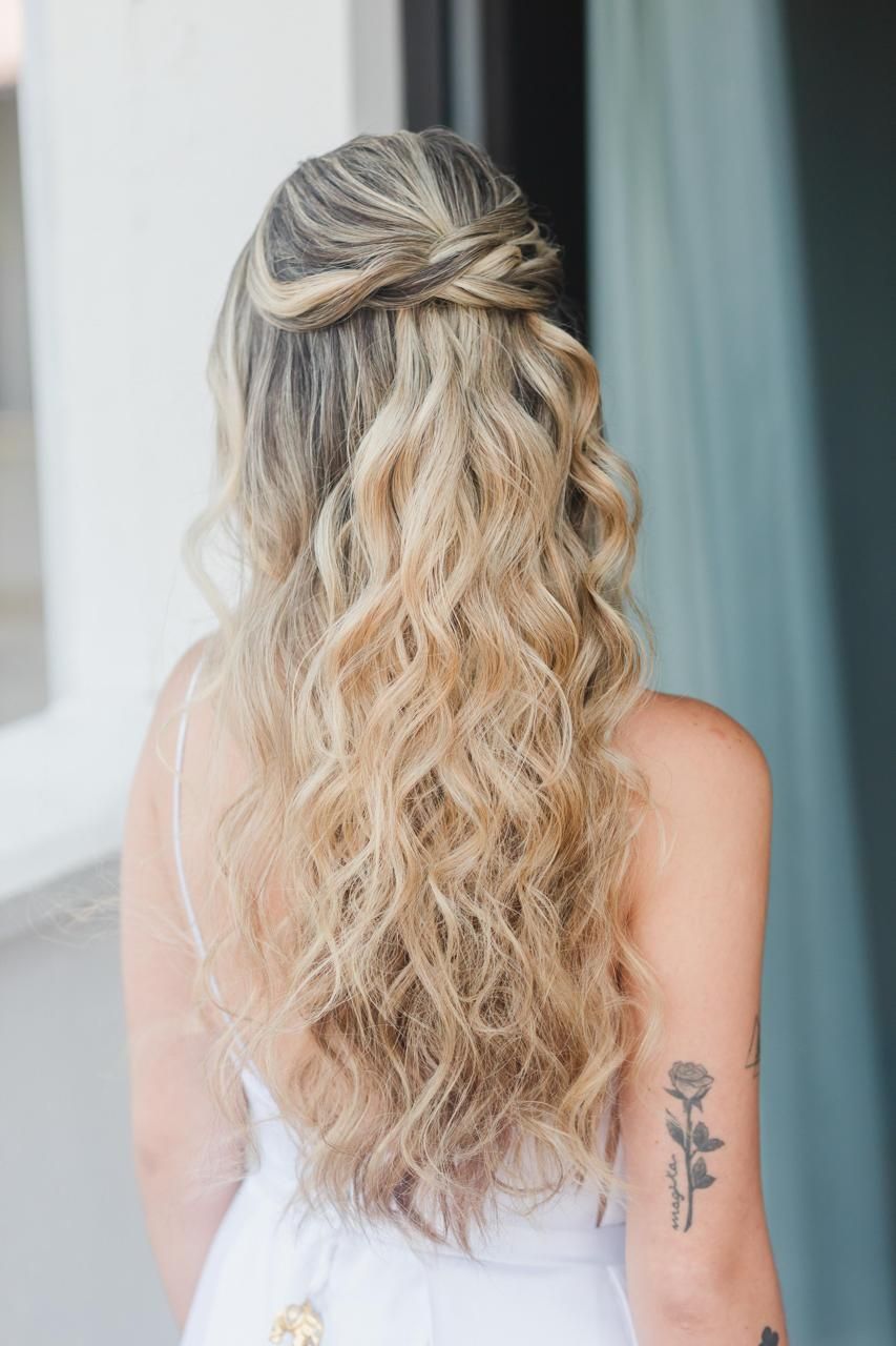 Penteado semipreso de noiva feito na Be Yourself